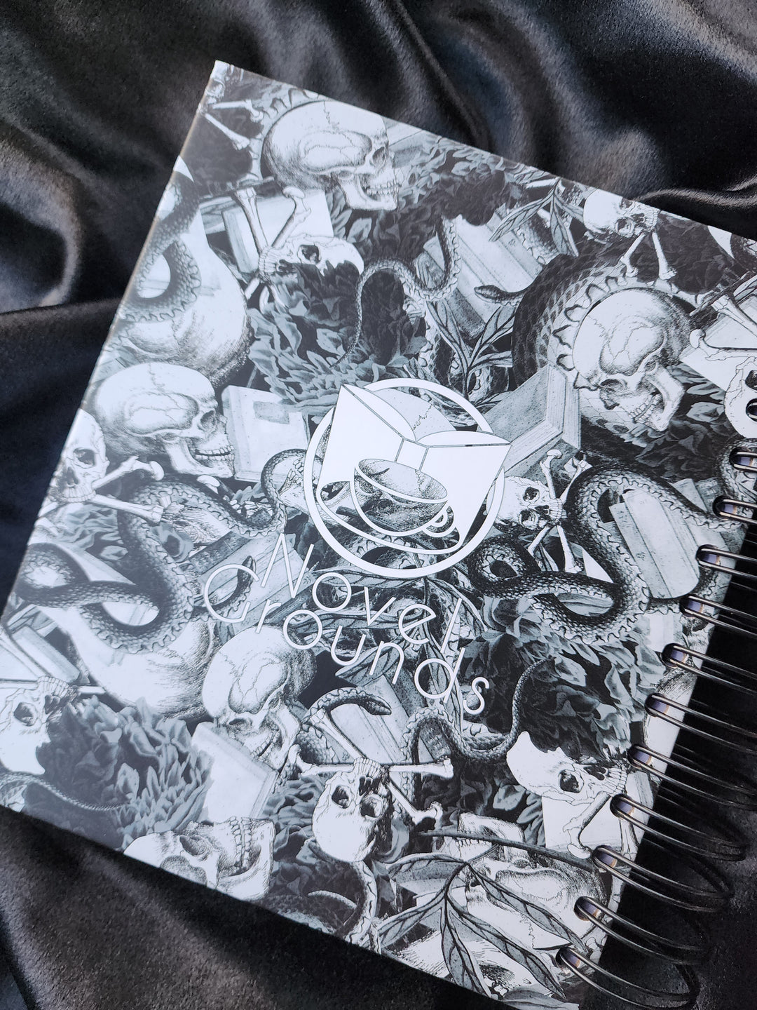 Álbum de arte de calaveras y flores oscuras